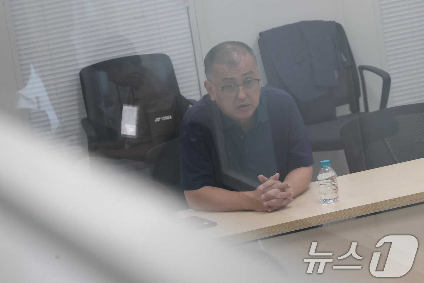 본문 이미지 - 김학균 배드민턴 국가대표팀 감독이 16일 서울 송파구 올림픽회관에서 진행된 진상조사위원회에 출석해 진술하고 있다. 2024.8.16/뉴스1 ⓒ News1 김성진 기자