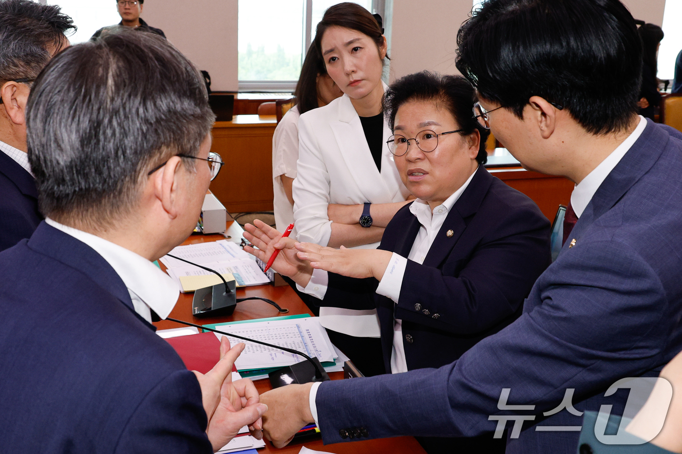 (서울=뉴스1) 안은나 기자 = 국회 교육위원회 문정복 더불어민주당 간사와 강선우 의원, 조정훈 국민의힘 간사와 김미애 의원이 16일 오후 서울 여의도 국회에서 열린 '의대 정원 …