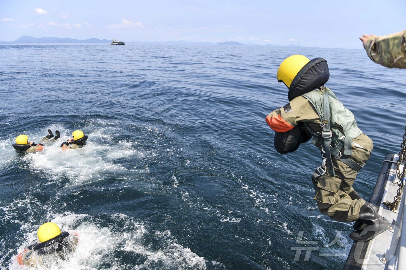 본문 이미지 - 14일  남해 미조 앞바다에서  탐색구조훈련이 펼쳐지고 있다. (공군 제공) 