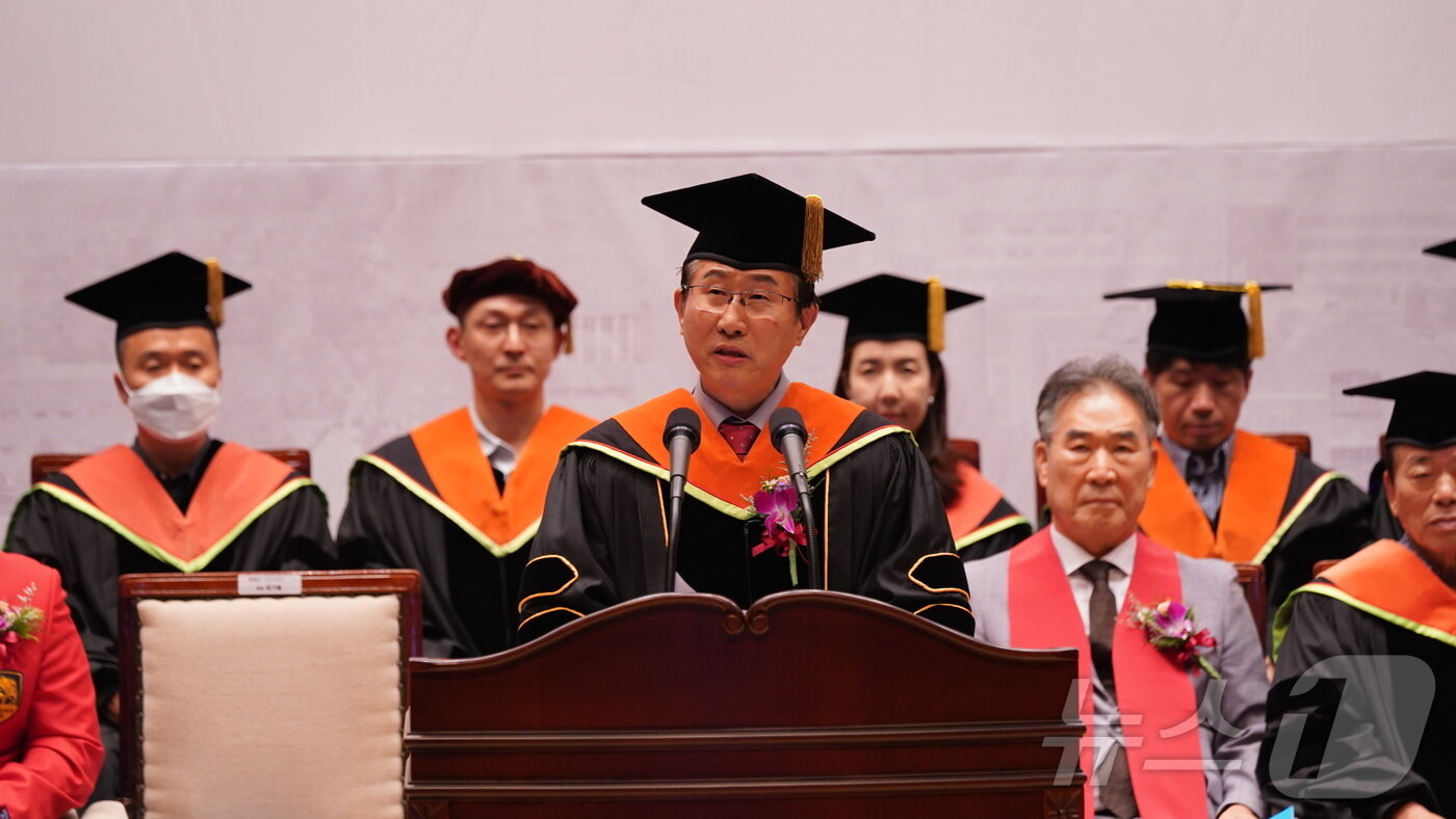 본문 이미지 - 임기철 광주과학기술원(지스트) 총장이 16일 열린 하반기 학위수여식에서 축사하고 있다.(지스트 제공)2024.8.16./뉴스1