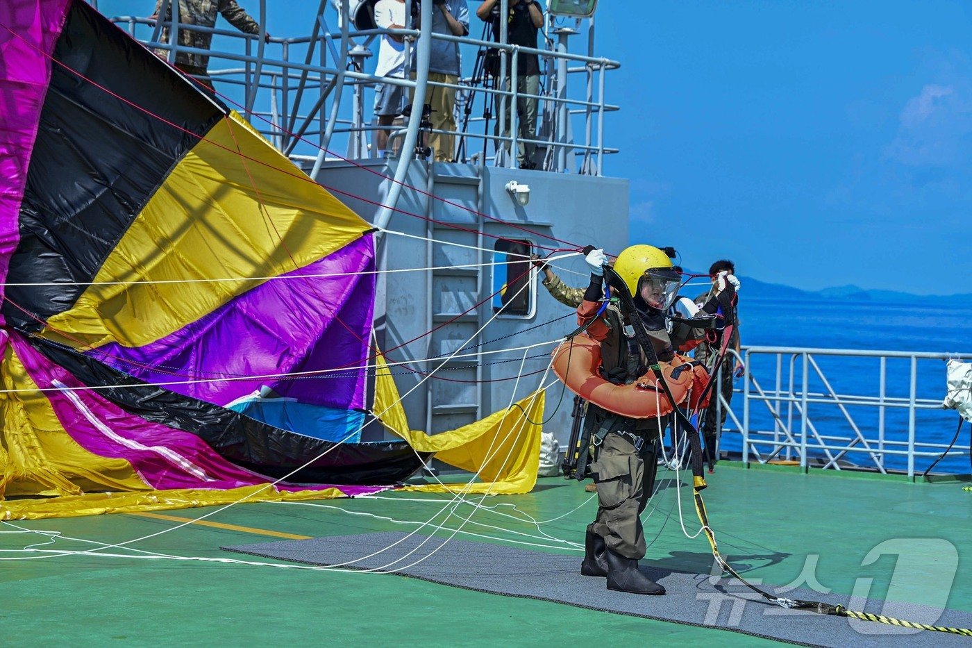 본문 이미지 - 14일  남해 미조 앞바다에서  낙하산 부양 강하 훈련이 펼쳐지고 있다. (공군 제공)  