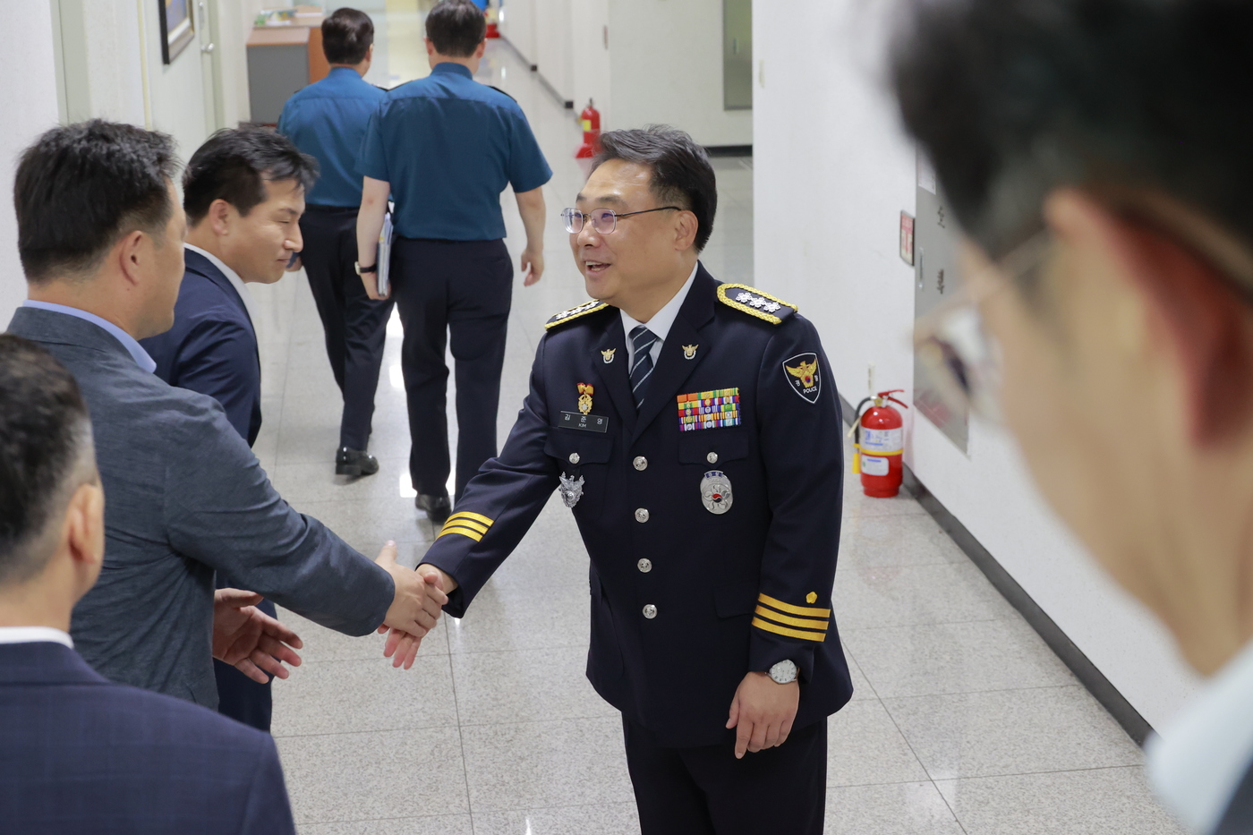 (수원=뉴스1) 김기현 기자 = 김준영 신임 경기남부경찰청장이 16일 오후 수원시 장안구 연무동 경기남부청에서 열린 취임식에 참석하기 전 직원들과 악수를 나누고 있다. 2024.8 …