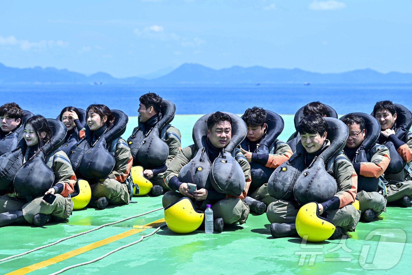 본문 이미지 - 14일  남해 미조 앞바다에서  교관의 교육을 받고 있는 취재기자단. (공군 제공)