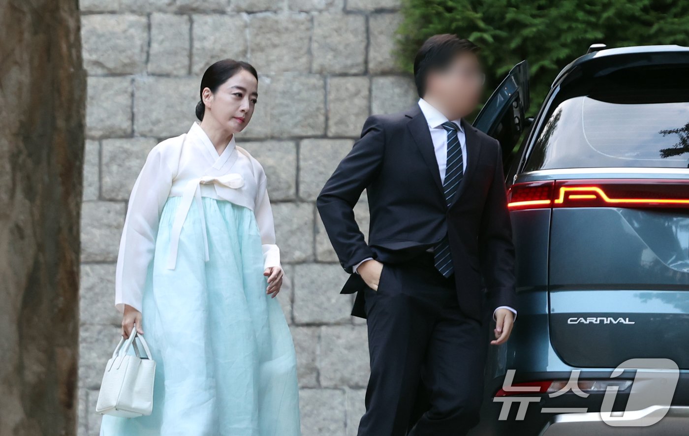 본문 이미지 - 정대선 현대비에스앤씨 사장의 부인 노현정 전 아나운서가 고(故) 정주영 현대그룹 명예회장의 부인 고 변중석 여사의 17주기인 16일 추모제사가 열리는 서울 종로구 청운동 정 명예회장 옛 자택에 들어서고 있다. 2024.8.16/뉴스1 ⓒ News1 김명섭 기자