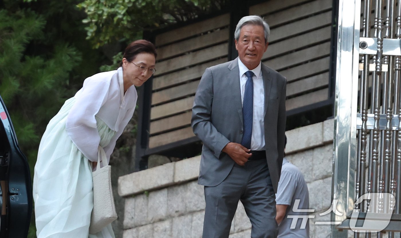 정몽준 아산재단 이사장과 부인 김영명 여사가 고&#40;故&#41; 정주영 현대그룹 명예회장의 부인 고 변중석 여사의 17주기인 16일 추모제사가 열리는 서울 종로구 청운동 정 명예회장 옛 자택에 들어서고 있다. 2024.8.16/뉴스1 ⓒ News1 김명섭 기자