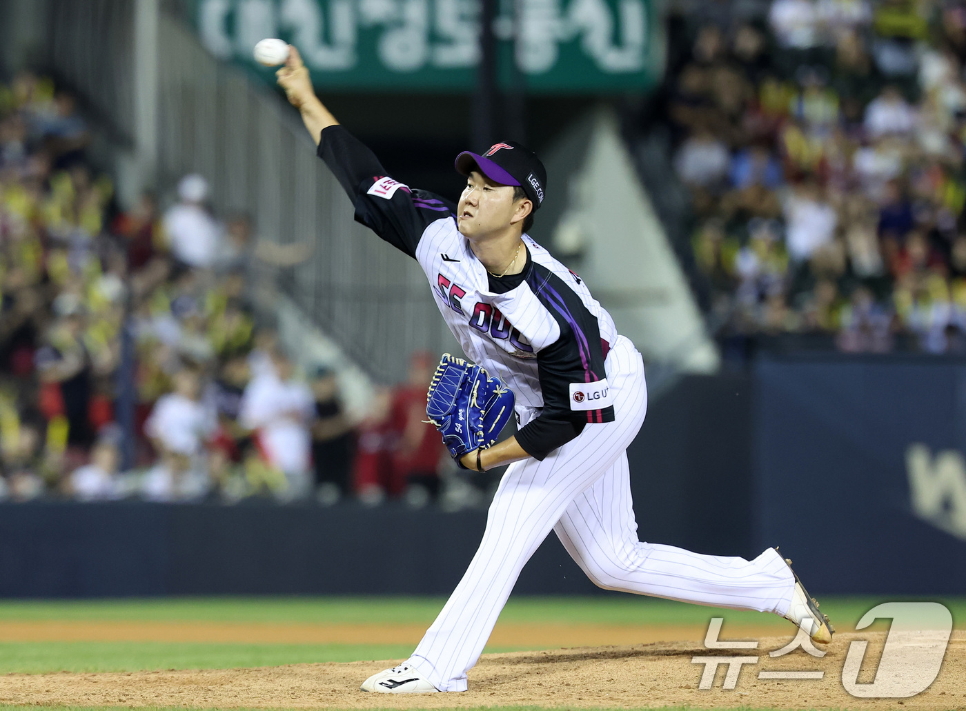 (서울=뉴스1) 김성진 기자 = 16일 오후 서울 송파구 잠실야구장에서 열린 ‘2024 신한 SOL 뱅크 KBO리그’ KIA 타이거즈와 LG 트윈스의 경기, LG 유영찬이 9회초 …