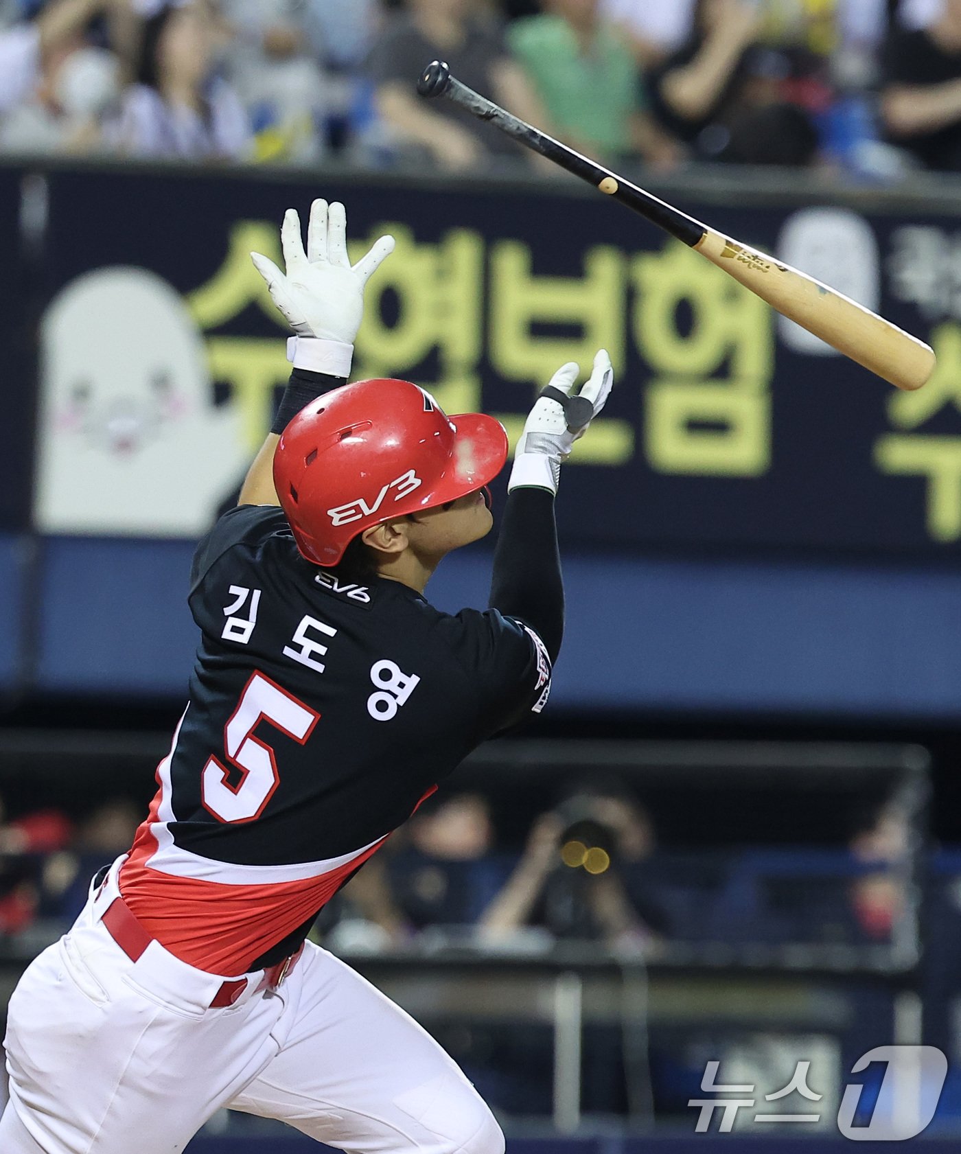 본문 이미지 - 16일 오후 서울 송파구 잠실야구장에서 열린 ‘2024 신한 SOL 뱅크 KBO리그’ KIA 타이거즈와 LG 트윈스의 경기, KIA 김도영이 9회초 무사 1루 상황에서 1타점 2루타를 치고 있다. 2024.8.16/뉴스1 ⓒ News1 김성진 기자