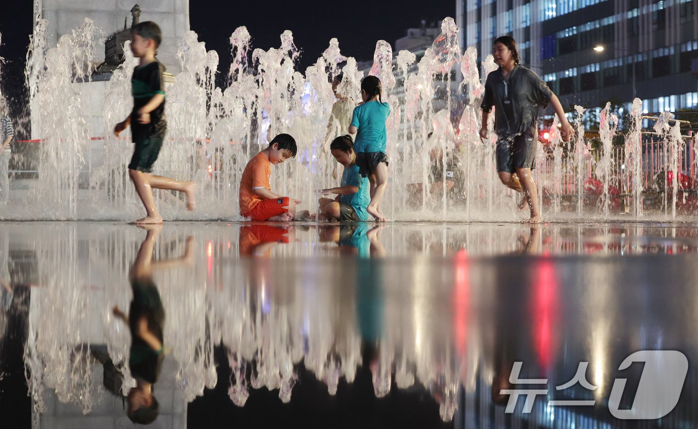 본문 이미지 - 16일 오후 서울 광화문광장 분수대에서 아이들이 더위를 식히고 있다. 2024.8.16/뉴스1 ⓒ News1 김명섭 기자