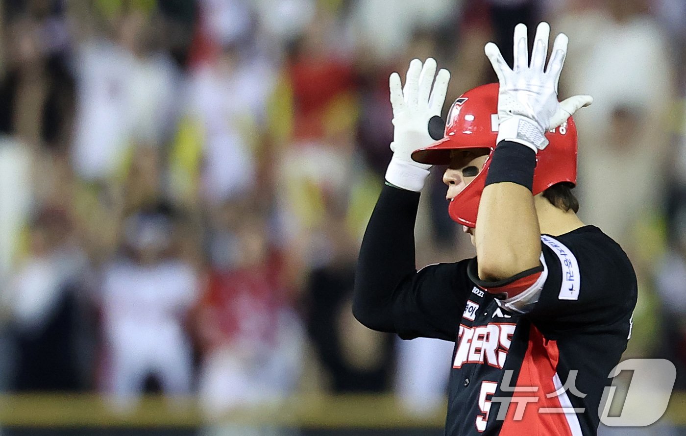 본문 이미지 - 16일 오후 서울 송파구 잠실야구장에서 열린 ‘2024 신한 SOL 뱅크 KBO리그’ KIA 타이거즈와 LG 트윈스의 경기, KIA 김도영이 9회초 무사 1루 상황에서 1타점 2루타를 친 후 포효하고 있다. 2024.8.16/뉴스1 ⓒ News1 김성진 기자