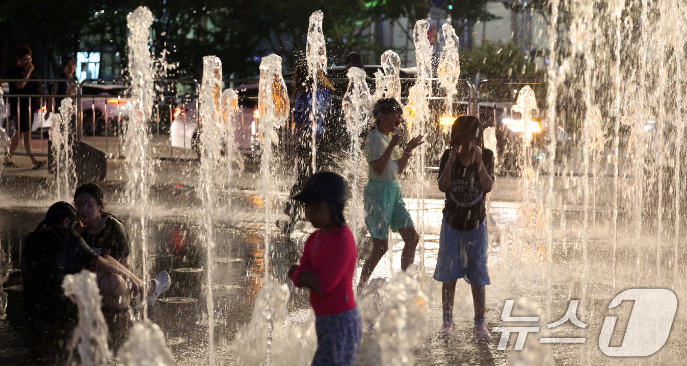 본문 이미지 - 16일 오후 서울 광화문광장 분수대에서 아이들이 더위를 식히고 있다. 2024.8.16/뉴스1 ⓒ News1 김명섭 기자