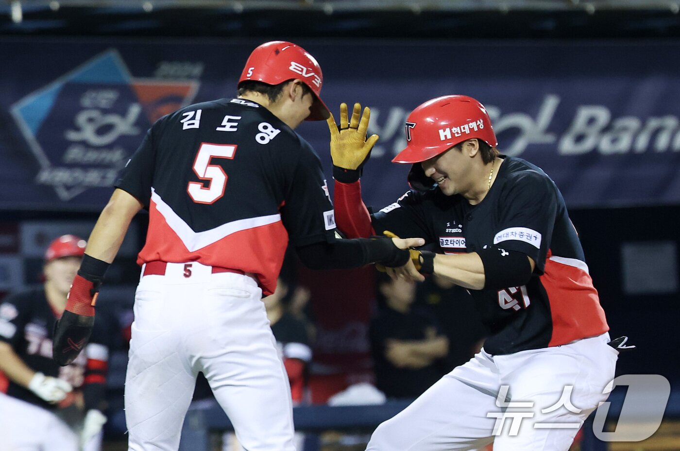 본문 이미지 - 16일 오후 서울 송파구 잠실야구장에서 열린 ‘2024 신한 SOL 뱅크 KBO리그’ KIA 타이거즈와 LG 트윈스의 경기, KIA 나성범이 9회초 1사 3루 상황에서 역전 2점 홈런을 친 후 김도영과 하이파이브를 하고 있다. 2024.8.16/뉴스1 ⓒ News1 김성진 기자
