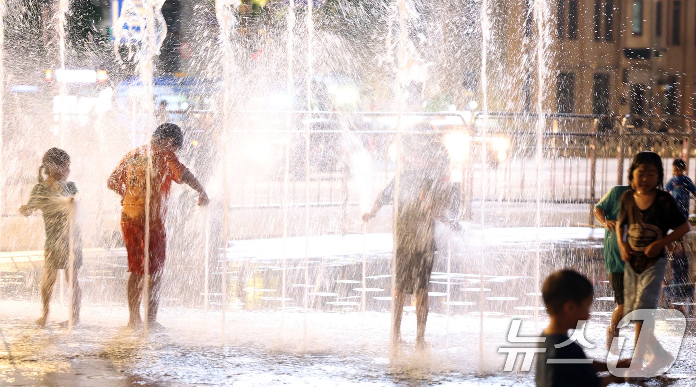본문 이미지 - 16일 오후 서울 광화문광장 분수대에서 아이들이 더위를 식히고 있다.  2024.8.16/뉴스1 ⓒ News1 김명섭 기자