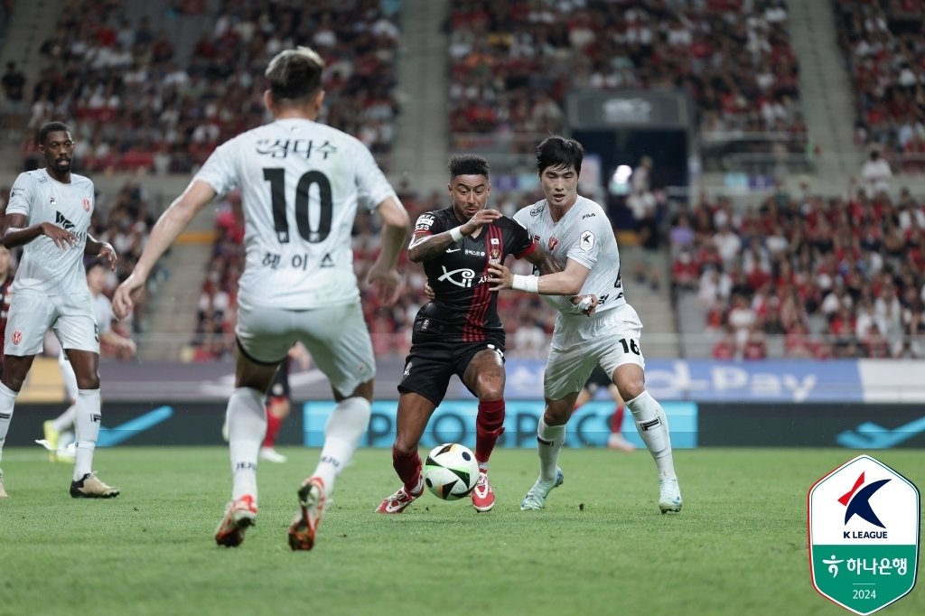 본문 이미지 - FC서울이 16일 서울월드컵경기장에서 열린 하나은행 K리그1 2024 27라운드 제주 유나이티드전에서 1-0으로 이겼다. 사진은 한 달 만에 복귀한 제시 린가드(가운데). (한국프로축구연맹 제공)