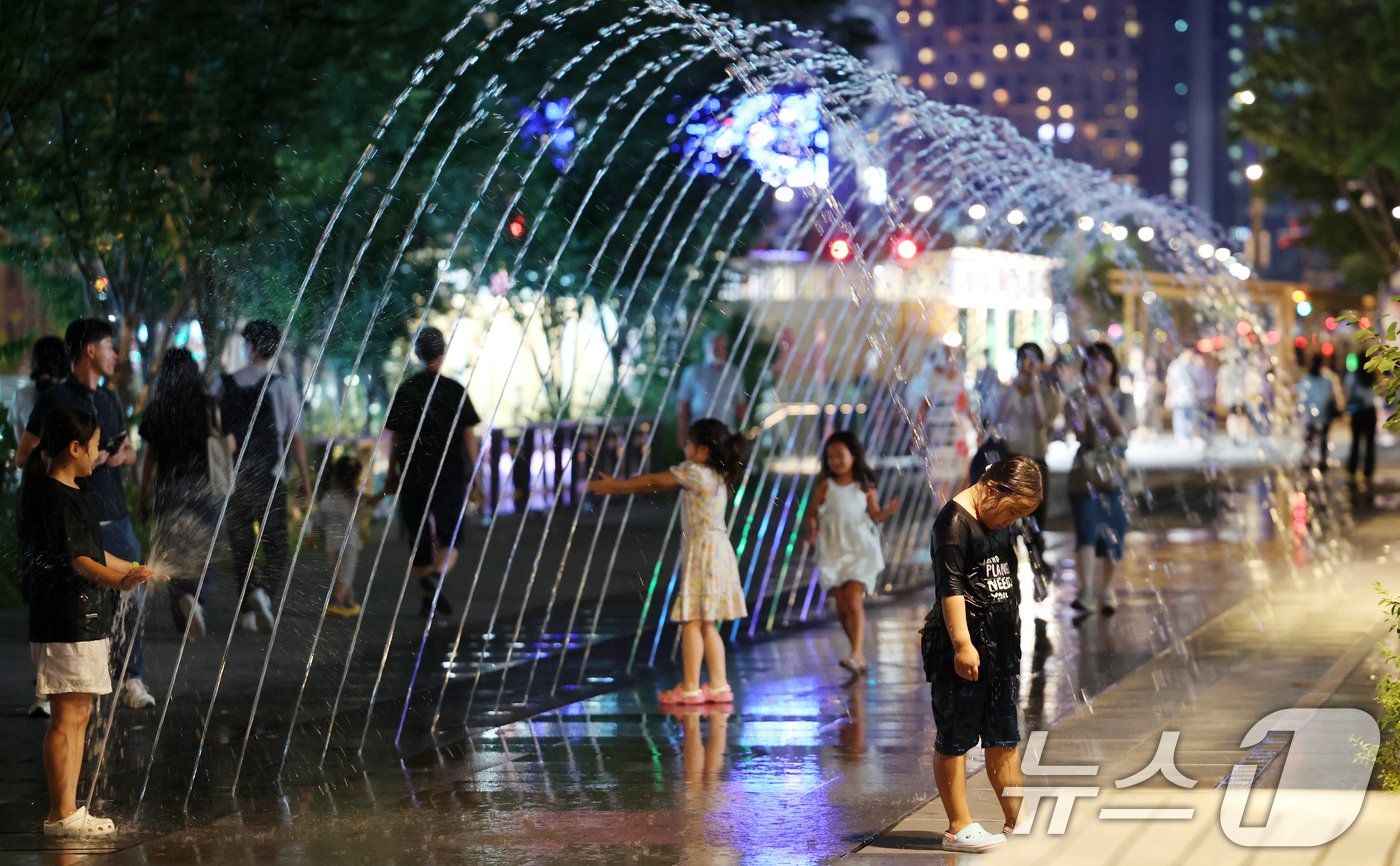 본문 이미지 - 16일 오후 서울 광화문광장 분수대에서 아이들이 더위를 식히고 있다.  2024.8.16/뉴스1 ⓒ News1 김명섭 기자
