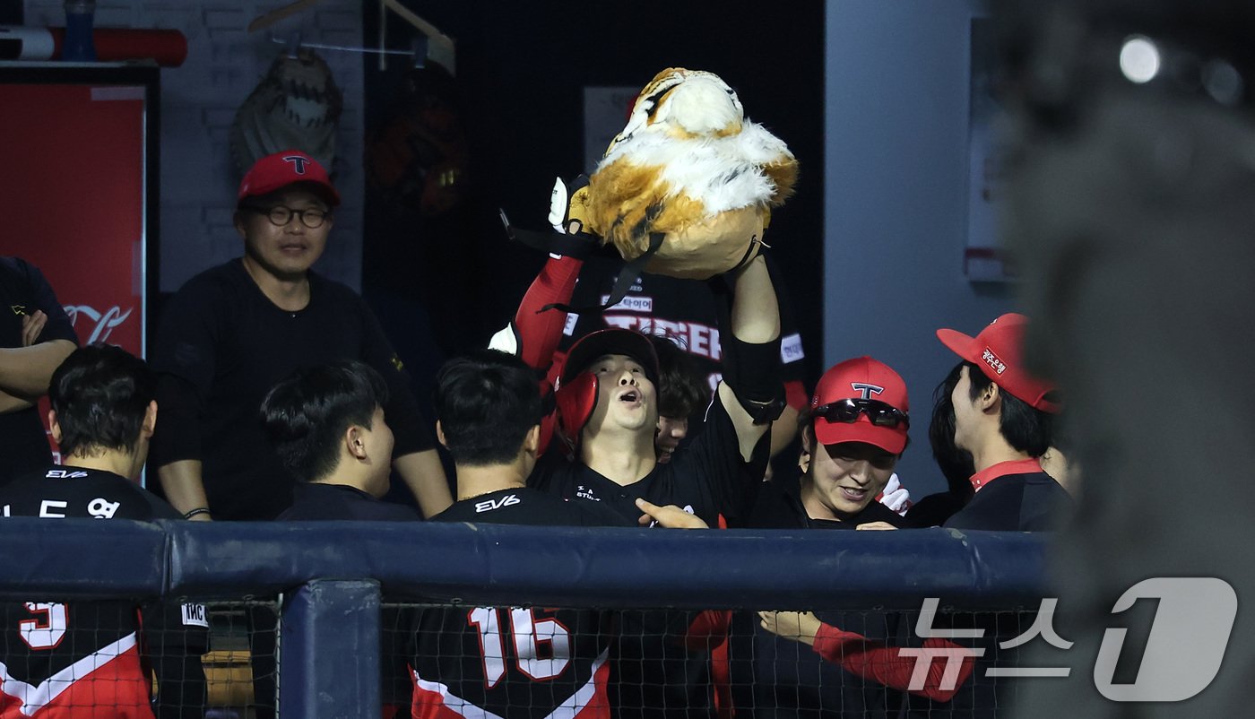 본문 이미지 - 16일 오후 서울 송파구 잠실야구장에서 열린 ‘2024 신한 SOL 뱅크 KBO리그’ KIA 타이거즈와 LG 트윈스의 경기, KIA 나성범이 9회초 1사 3루 상황에서 역전 2점 홈런을 친 후 더그아웃에서 세리머니를 하고 있다. 2024.8.16/뉴스1 ⓒ News1 김성진 기자