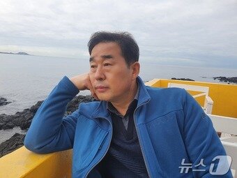 본문 이미지 - 김종윤 시인. /뉴스1