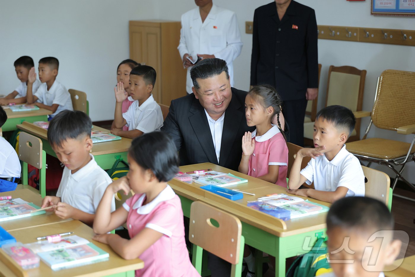 본문 이미지 - (평양 노동신문-뉴스1) =수해 지역 어린이들의 수업을 참관하는 김정은 총비서. 국내에서만 사용가능. 재배포 금지. DB 금지. For Use Only in the Republic of Korea. Redistribution Prohibited] rodongphoto@news1.kr