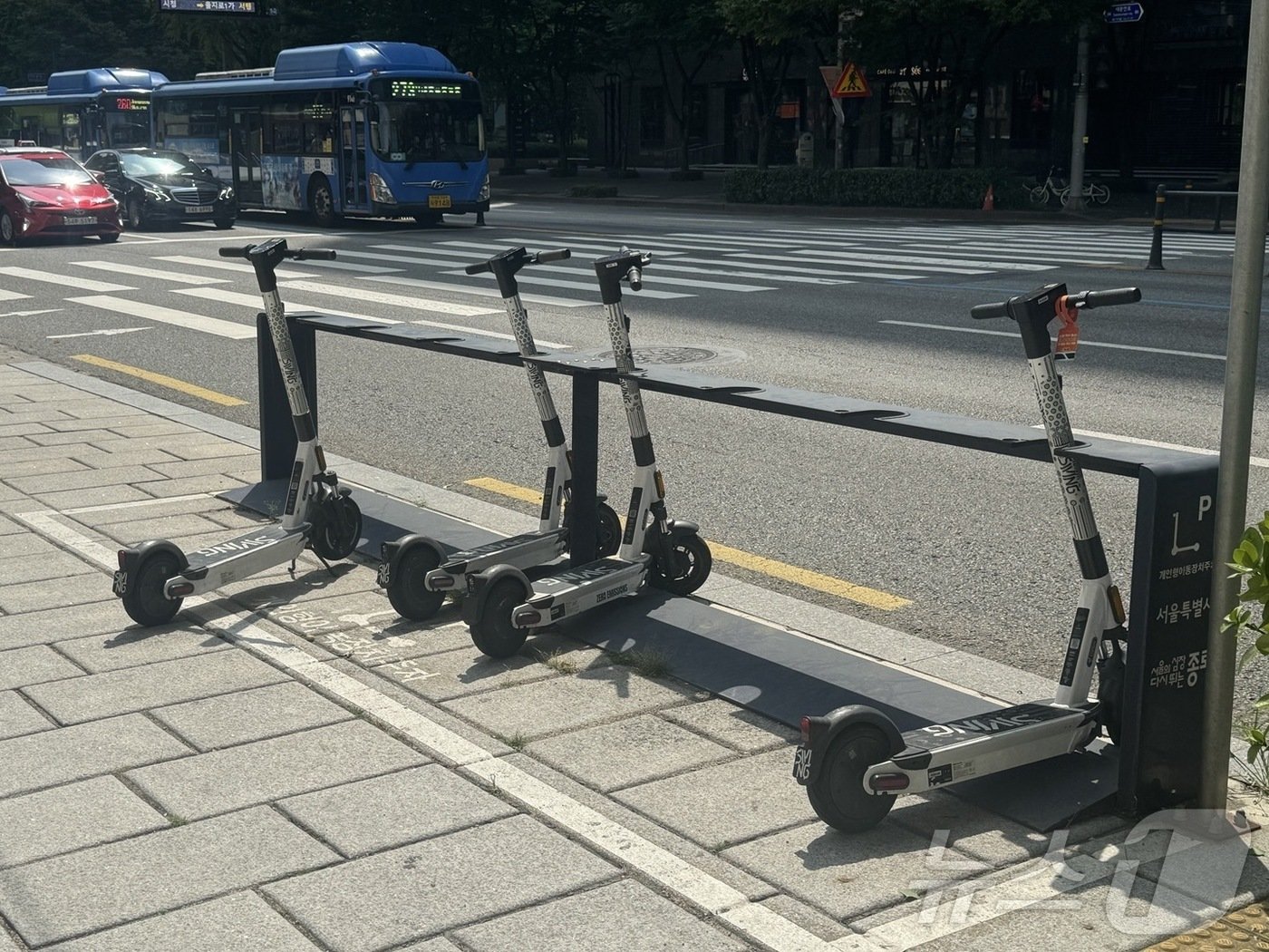 본문 이미지 - 17일 서울 중구의 한 개인형 이동장치(PM) 주차장에 전동 킥보드 4대가 주차 돼 있다. ⓒ News1 이강 기자