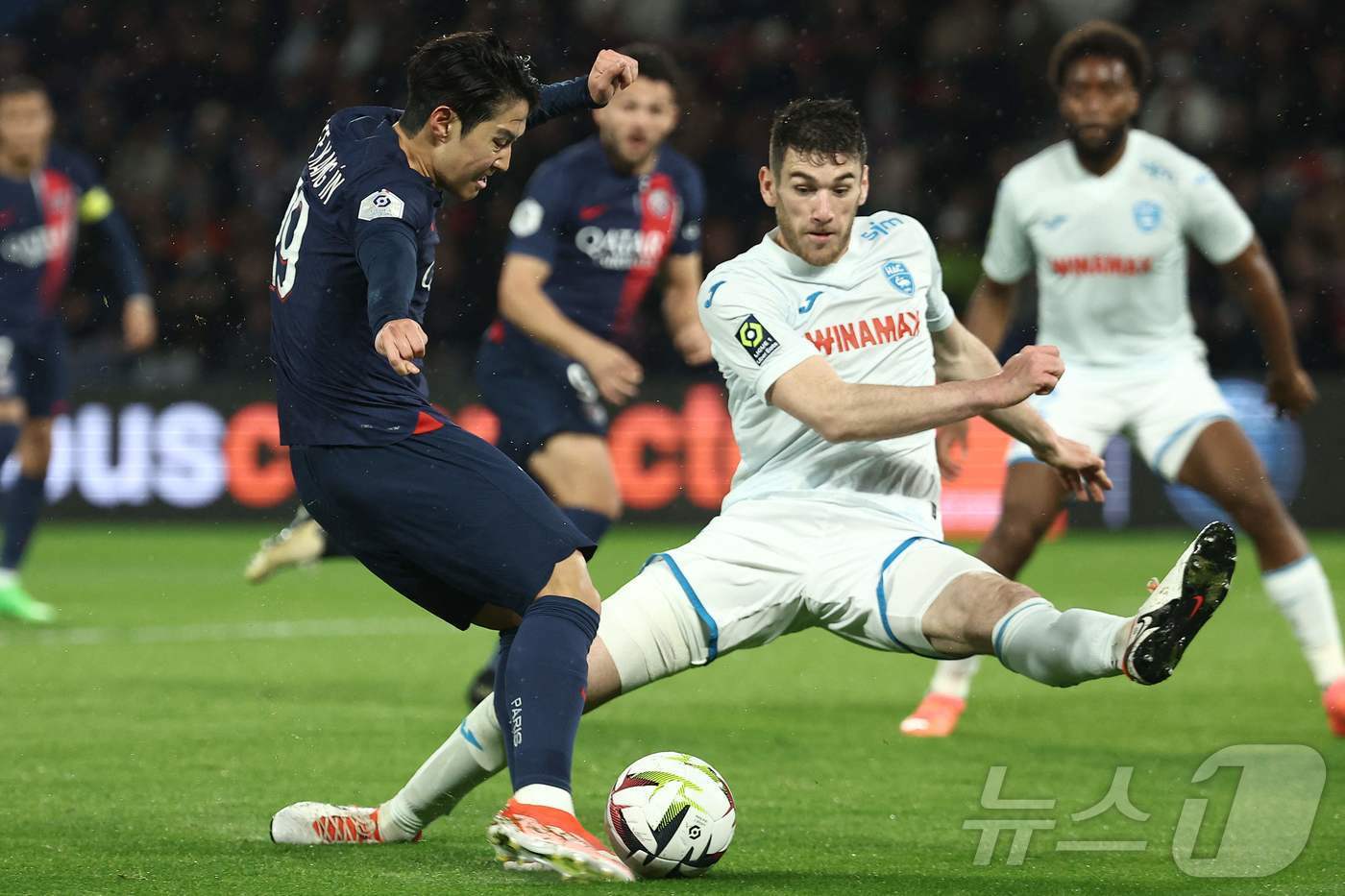 본문 이미지 - 슈팅하는 PSG의 이강인(왼쪽) ⓒ AFP=뉴스1