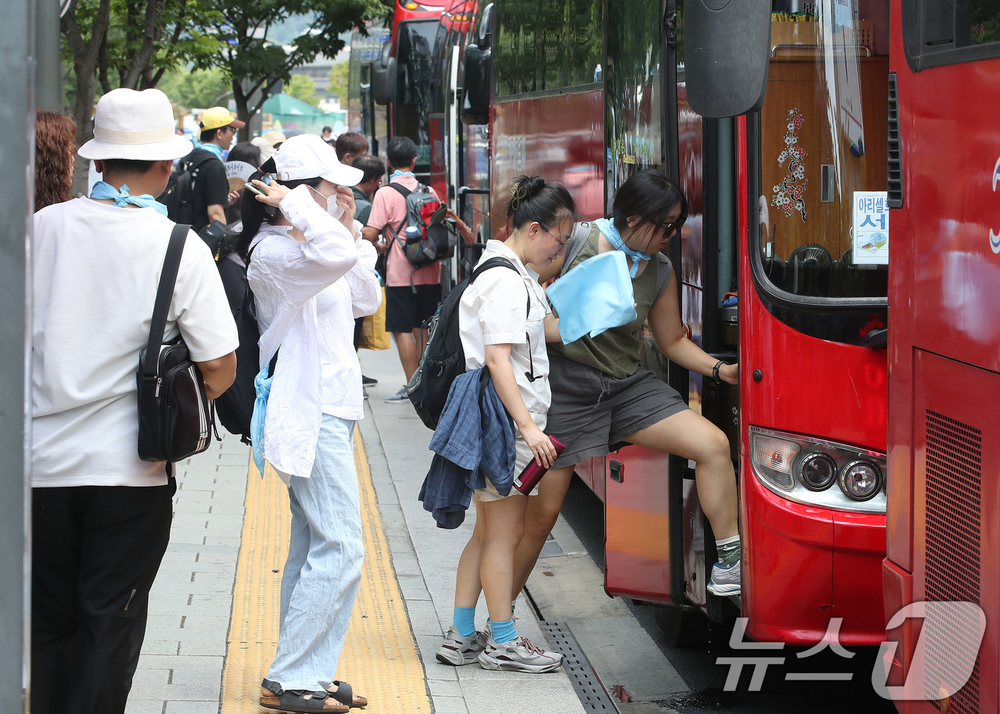 (서울=뉴스1) 임세영 기자 = 죽음과 차별을 멈추기 위한 아리셀 희망버스 참가자들이 17일 오전 서울 종로구 동화면세점 앞에서 아리셀공장 참사현장으로 이동하기 위해 버스에 탑승하 …