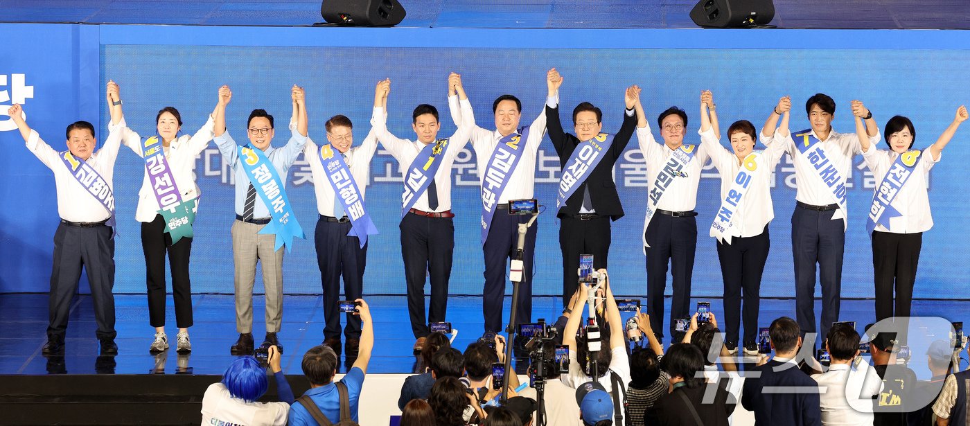 본문 이미지 - 17일 오후 서울 중구 장충체육관에서 열린 더불어민주당 서울시당 제1차 정기전국당원대회 및 당대표·최고위원 후보자 합동연설회에서 당대표 및 최고위원 후보들이 손을 들어보이고 있다. 민주당은 오는 18일 서울 송파구 올림픽공원 KSPO돔에서 전당대회를 열고 당대표 1명과 최고위원 5명을 선출한다. 2024.8.17/뉴스1 ⓒ News1 장수영 기자