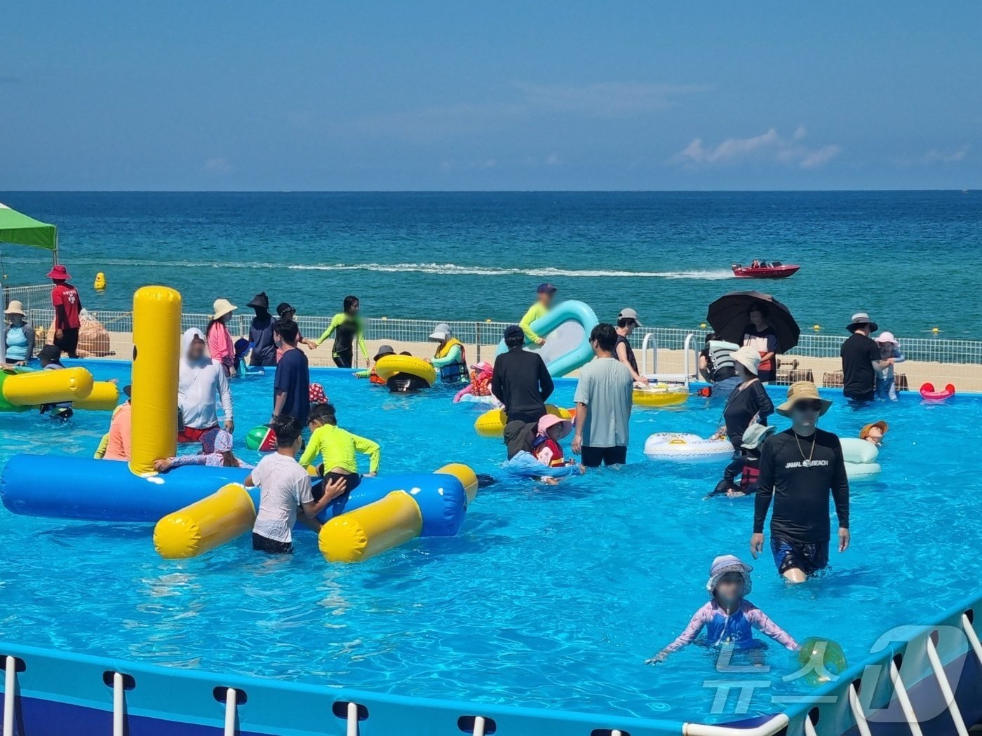 본문 이미지 - 무더위가 이어진 17일 오후 강원 동해안 대표 해변관광지인 경포해수욕장을 찾은 피서객들이 물놀이를 즐기고 있다.2024.8.17/뉴스1 윤왕근 기자