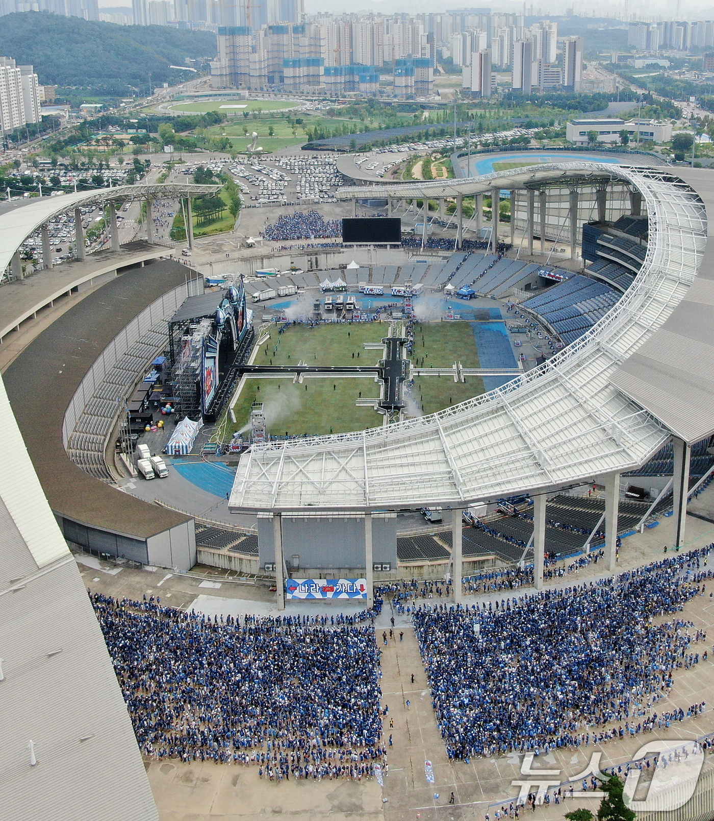 (인천=뉴스1) 김진환 기자 = 17일 오후 인천 서구 인천아시아드 주경기장에서 열리는 '싸이 흠뻑쇼 SUMMER SWAG 2024 – 인천'에 관람객들이 입장을 기다리고 있다. …