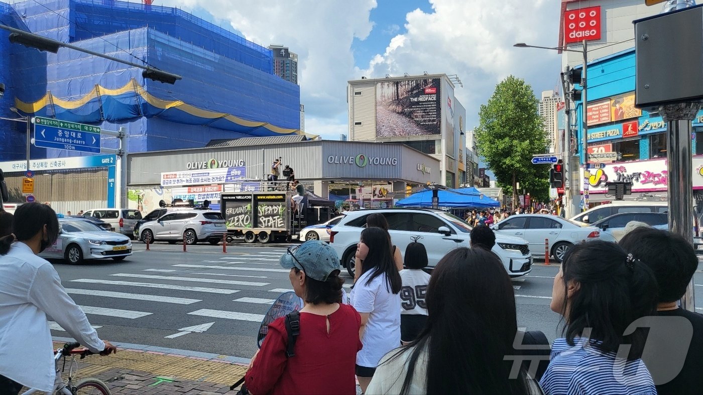 박정희 전 대통령 동상 설치를 환영하는 단체는 17일 오후 박정희 우상화 반대 범시민운동본부와 80여m 정도 떨어진 지점에서 집회를 열고 있다.2024.8.17/뉴스1 ⓒ News1 이성덕 기자