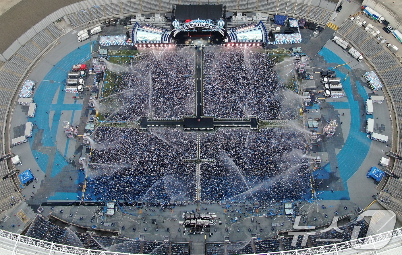 본문 이미지 - 17일 오후 인천 서구 인천아시아드 주경기장에서 열린 '싸이 흠뻑쇼 SUMMER SWAG 2024 - 인천'에서 화려한 무대가 펼쳐지고 있다. 2024.8.17./뉴스1 ⓒ News1 김진환 기자