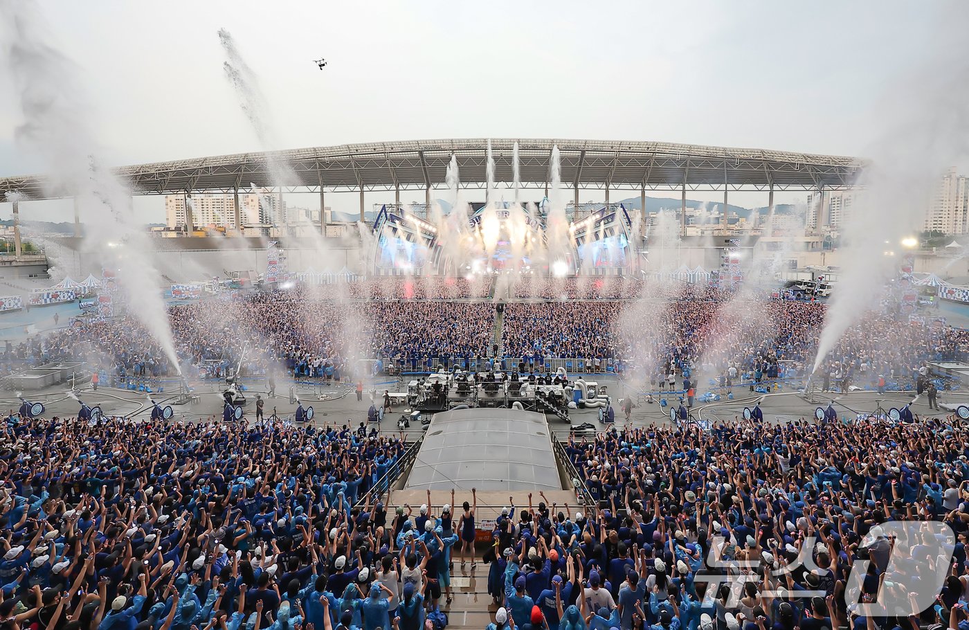 본문 이미지 - 17일 오후 인천 서구 인천아시아드 주경기장에서 열린 '싸이 흠뻑쇼 SUMMER SWAG 2024 - 인천'에서 화려한 무대가 펼쳐지고 있다. 2024.8.17/뉴스1 ⓒ News1 김진환 기자