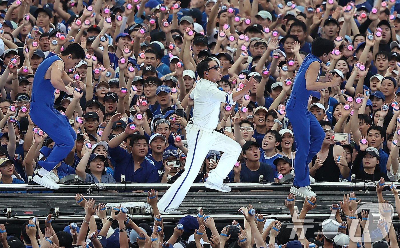 본문 이미지 - 가수 싸이가 17일 오후 인천 서구 인천아시아드 주경기장에서 가진 '싸이 흠뻑쇼 SUMMER SWAG 2024 - 인천'에서 화려한 무대를 선보이고 있다. 2024.8.17/뉴스1 ⓒ News1 김진환 기자