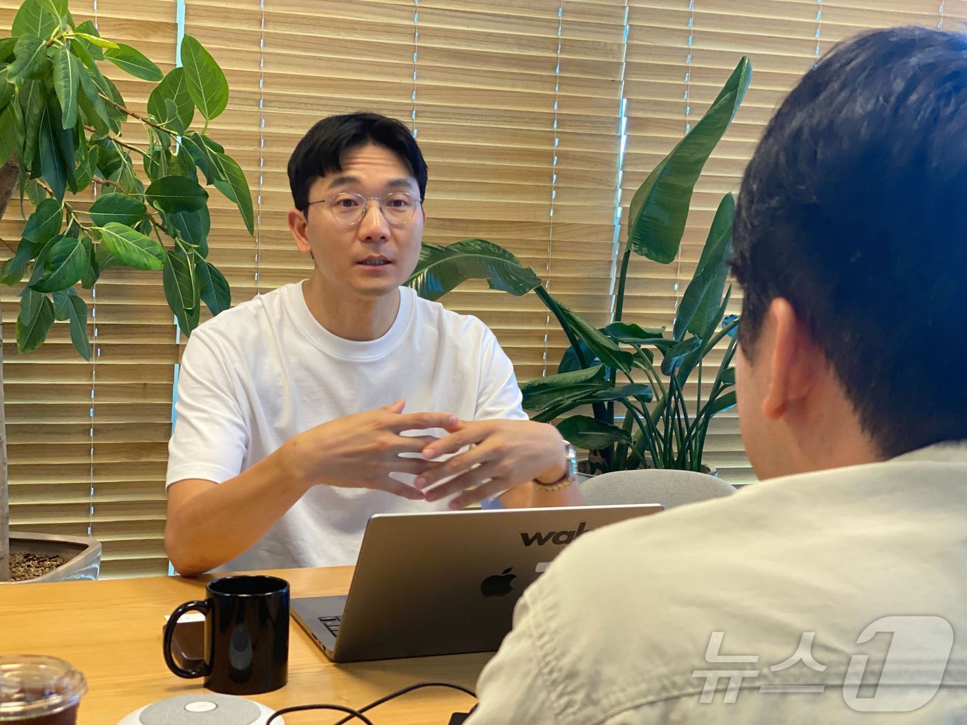 본문 이미지 - 16일 황현규 우아한형제들 로봇사업기획팀장이 인터뷰를 진행하고 있다.(우아한형제들 제공)