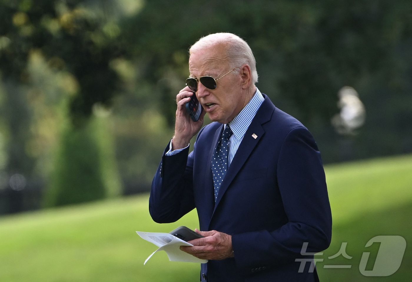 본문 이미지 - 조 바이든 미국 대통령이 16일(현지시각) 캠프 데이비드행에 앞서 필라델피아를 가기 위해 워싱턴 백악관을 나서면서 통화를 하고 있다. 2024.08.16. ⓒ AFP=뉴스1 ⓒ News1 우동명 기자