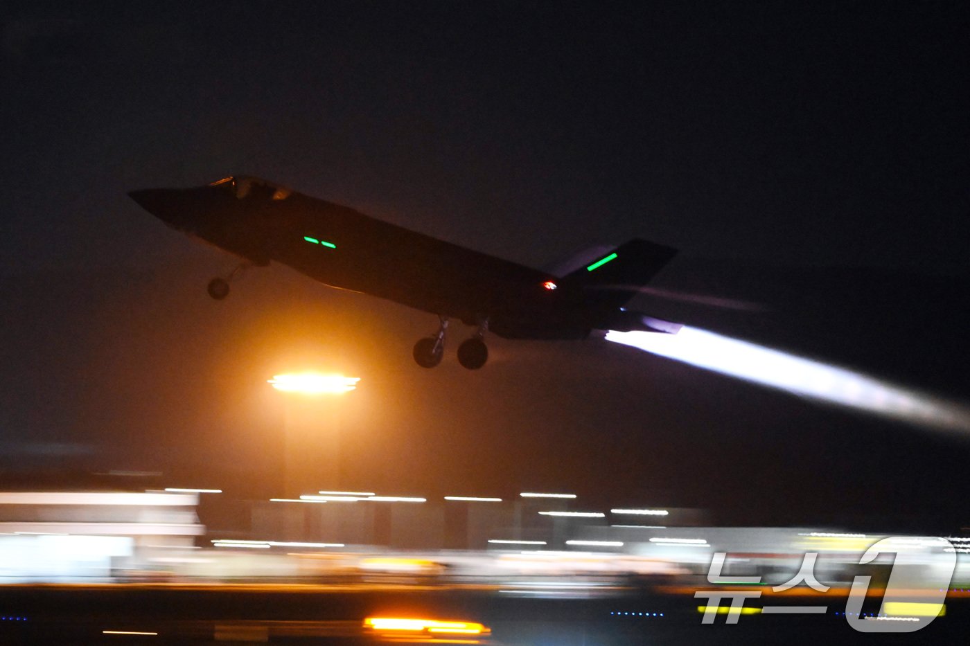 본문 이미지 - ‘을지자유의 방패’(UFS) 연습을 앞둔 15일 공군 제17전투비행단 F-35A 전투기가 야간비행훈련을 실시하고 있다. (공군 제공) 2024.8.18/뉴스1 ⓒ News1 박지혜 기자