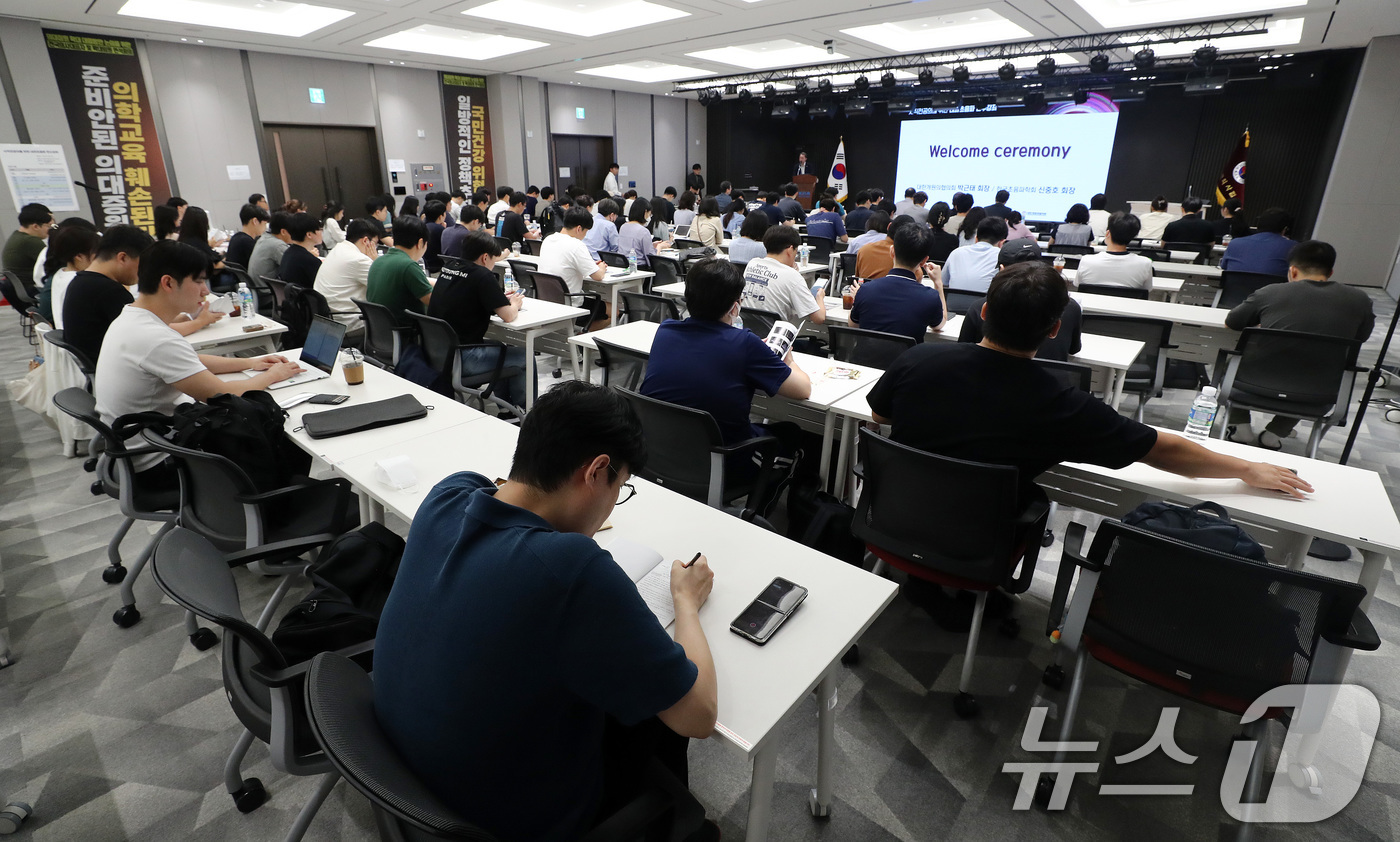 (서울=뉴스1) 박세연 기자 = 사직전공의들이 18일 서울 용산구 대한의사협회에서 열린 사직전공의를 위한 내과초음파 연수강좌에 참석해 신중호 한국초음파학회 회장의 인사말을 경청하고 …