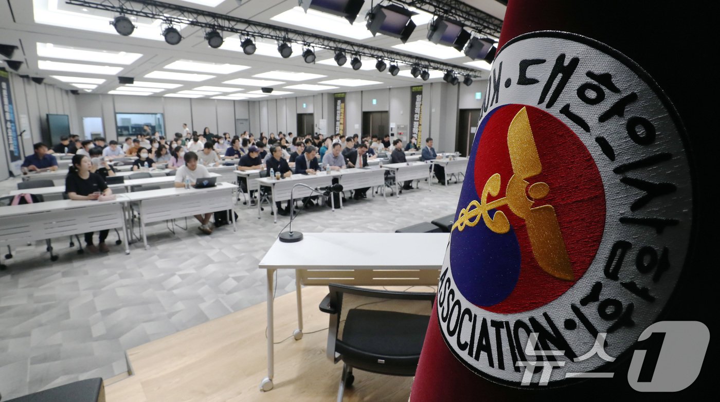 본문 이미지 - 사직전공의들이 18일 서울 용산구 대한의사협회에서 열린 사직전공의를 위한 내과초음파 연수강좌에 참석해 박근태 대한개원의협의회 회장의 인사말을 경청하고 있다. 2024.8.18/뉴스1 ⓒ News1 박세연 기자