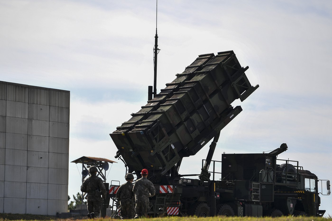 본문 이미지 - 공군방공유도탄사격대회에 참가한 장병들이 지난해 11월 패트리어트 운용절차를 점검하고 있다.(공군 제공)