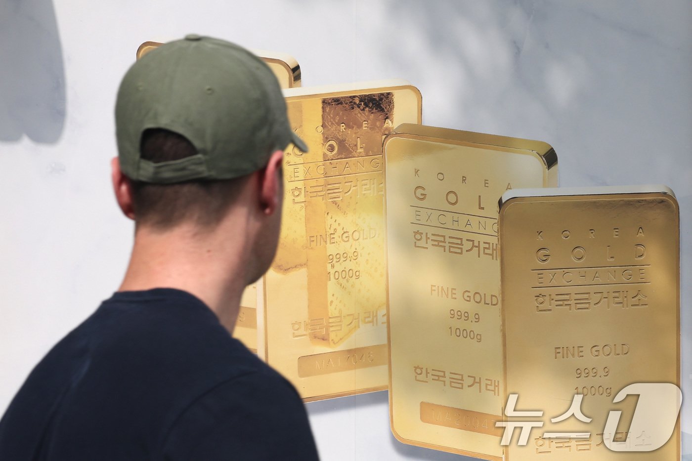 본문 이미지 - 서울 종로구 한국금거래소 외벽에 설치된 골드바 광고. /뉴스1 ⓒ News1