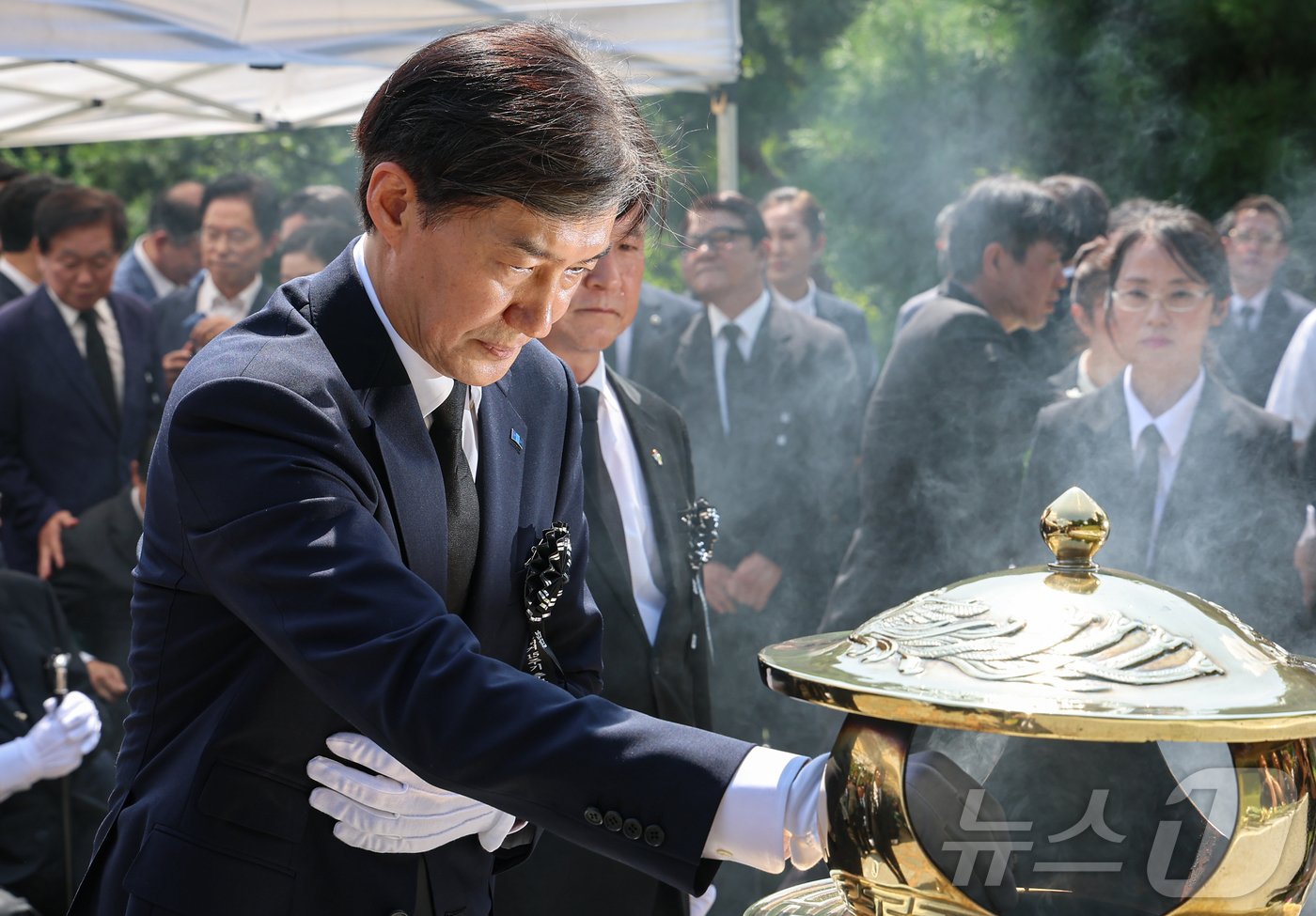 조국 조국혁신당 대표가 18일 서울 동작구 ㄷ국립서울현충원 김대중 전 대통령 묘역을 찾아 헌화 후 분향을 하고 있다. 2024.8.18/뉴스1 ⓒ News1 김도우 기자