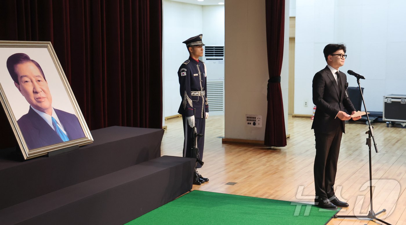 한동훈 국민의힘 대표가 18일 서울 동작구 국립현충원에서 열린 고&#40;故&#41; 김대중 전 대통령 서거 15주기 추도식에 참석해 추도사를 하고 있다. 2024.8.18/뉴스1 ⓒ News1 김도우 기자