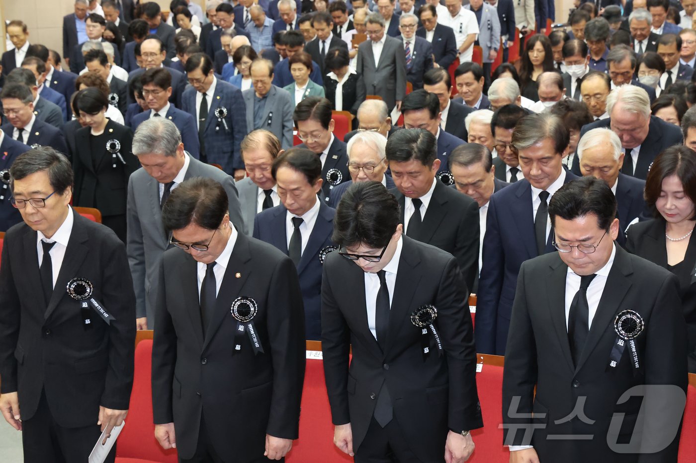 18일 서울 동작구 국립현충원에서 열린 고&#40;故&#41; 김대중 전 대통령 서거 15주기 추도식에서 우원식 국회의장, 한동훈 국민의힘 대표, 박찬대 더불어민주당 당대표 직무대행 등 참석자들이 고인을 추모하며 묵념을 하고 있다. 2024.8.18/뉴스1 ⓒ News1 김도우 기자