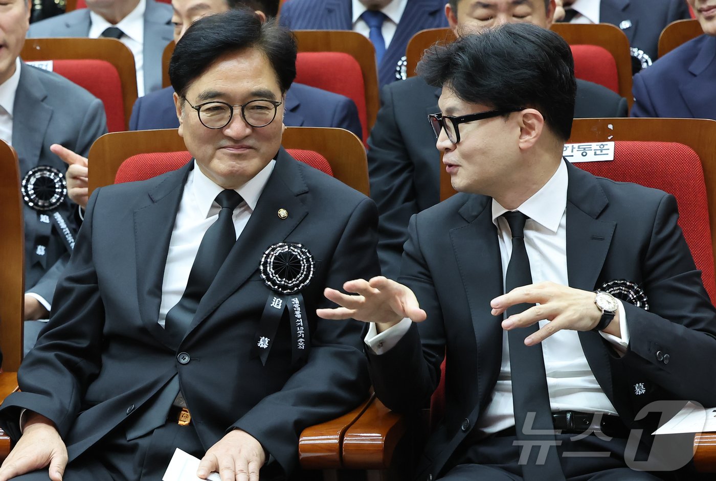 본문 이미지 - 우원식 국회의장과 한동훈 국민의힘 대표가 18일 서울 동작구 국립서울현충원 현충관에서 열린 '김대중 전 대통령 서거 15주기 추도식'에 참석해 대화를 나누고 있다. 2024.8.18/뉴스1 ⓒ News1 김도우 기자