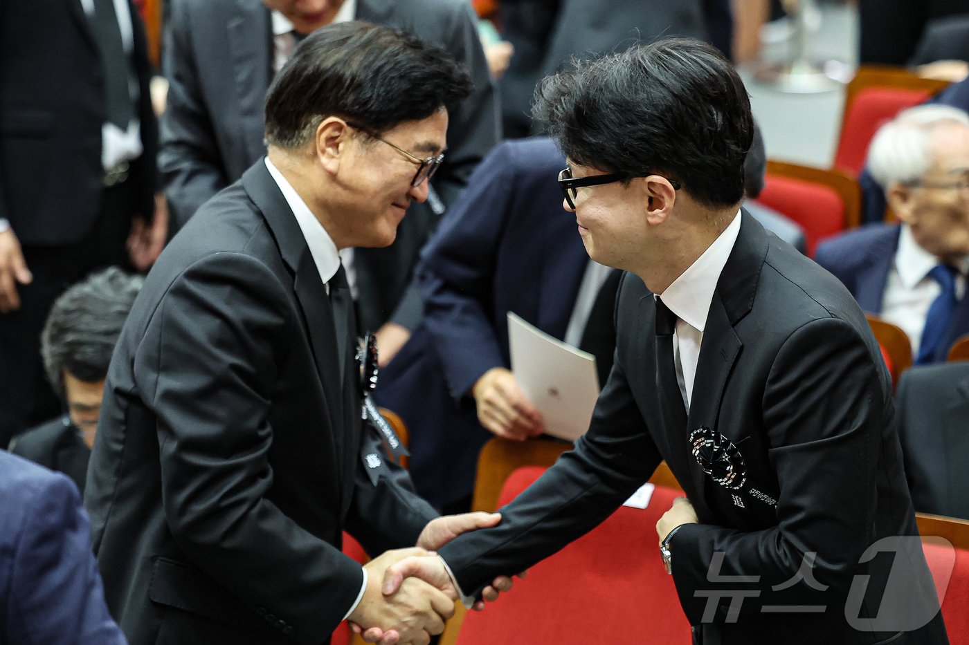 우원식 국회의장과 한동훈 국민의힘 대표가 18일 서울 동작구 국립서울현충원 현충관에서 열린 &#39;김대중 전 대통령 서거 15주기 추도식&#39;에 참석해 인사를 나누고 있다. 2024.8.18/뉴스1 ⓒ News1 김도우 기자