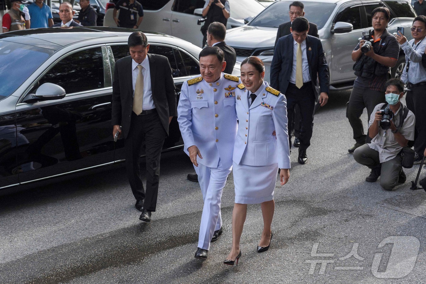 (방콕 AFP=뉴스1) 우동명 기자 = 패통탄 친나왓 태국 총리가 18일(현지시각) 방콕에서 신임 총리로 왕실 인증식에 아버지 탁신 친나왓 전 총리와 도착을 하고 있다. 2024. …