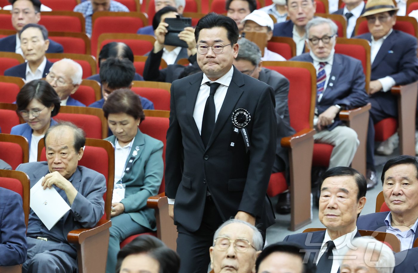 박찬대 더불어민주당 대표 직무대행 겸 원내대표가 18일 서울 동작구 국립서울현충원 현충관에서 열린 &#39;김대중 전 대통령 서거 15주기 추도식&#39;에 참석하고 있다. 2024.8.18/뉴스1 ⓒ News1 김도우 기자