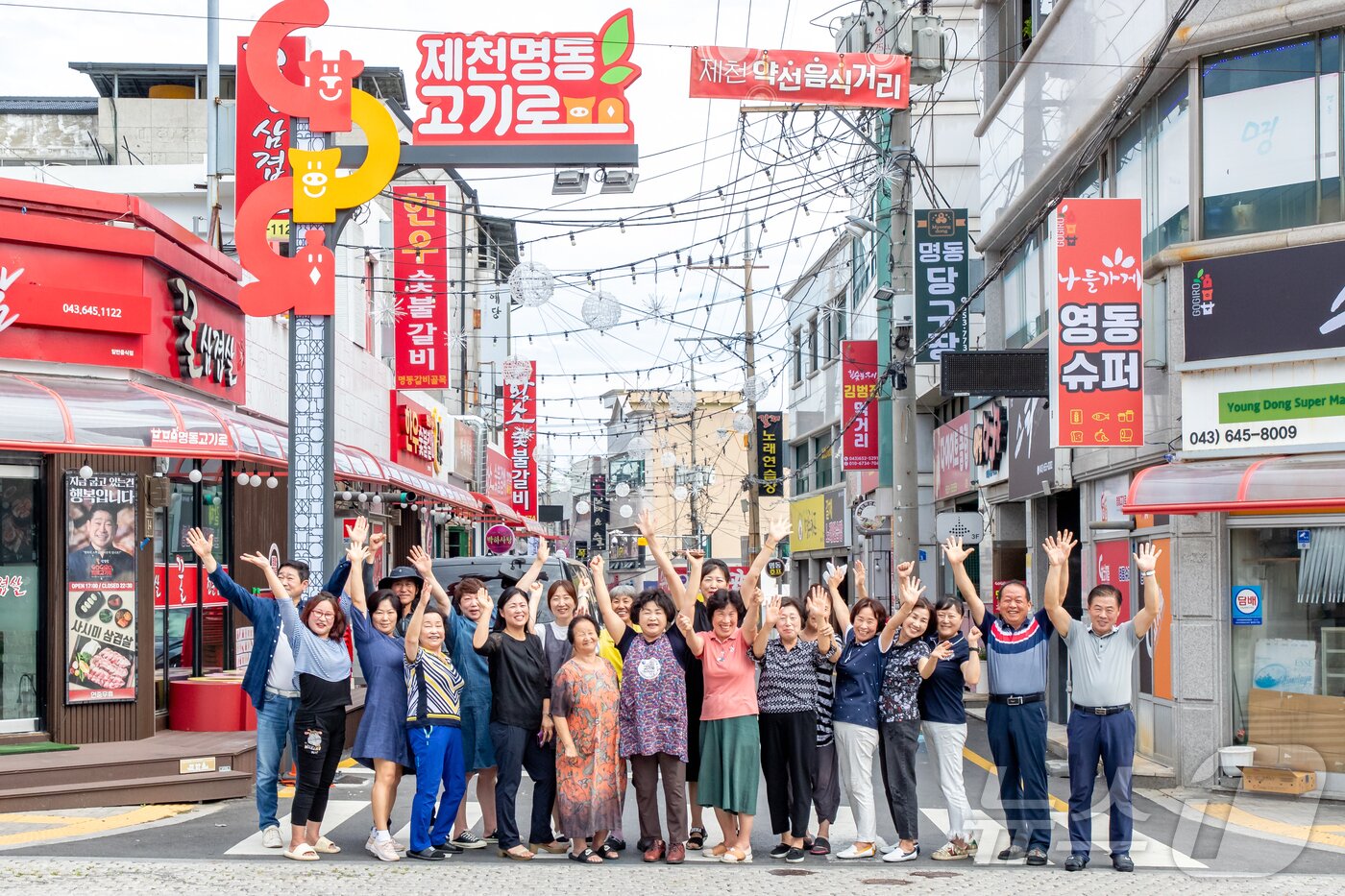 본문 이미지 - 명동 고기로 상인들.2024.8.18/뉴스1