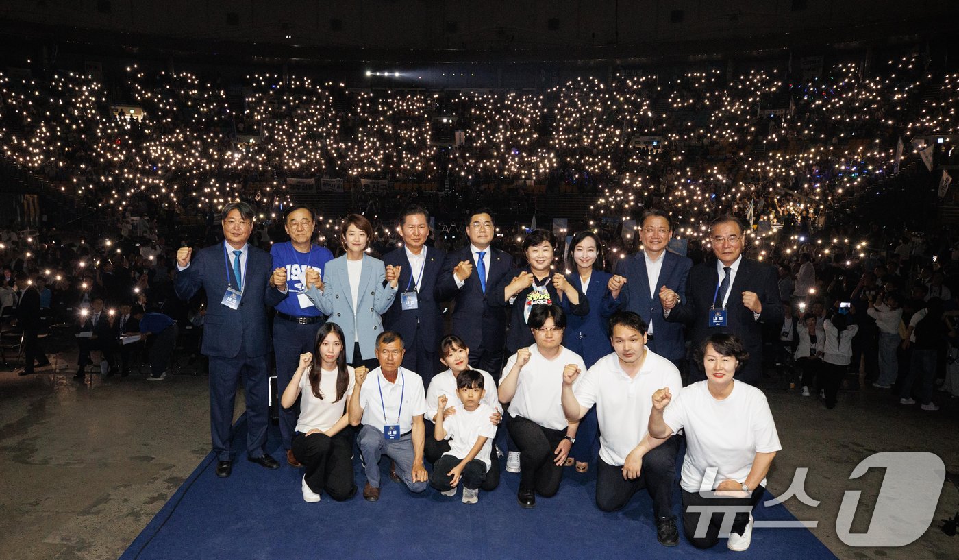 박찬대 더불어민주당 대표 직무대행 겸 원내대표와 지도부 및 당원들이 18일 오후 서울 송파구 올림픽공원 KSPO돔에서 열린 제1차 정기전국당원대회에서 당원주권 비전선포식 퍼포먼스를 하고 있다.&#40;공동취재&#41; 2024.8.18/뉴스1 ⓒ News1 김민지 기자