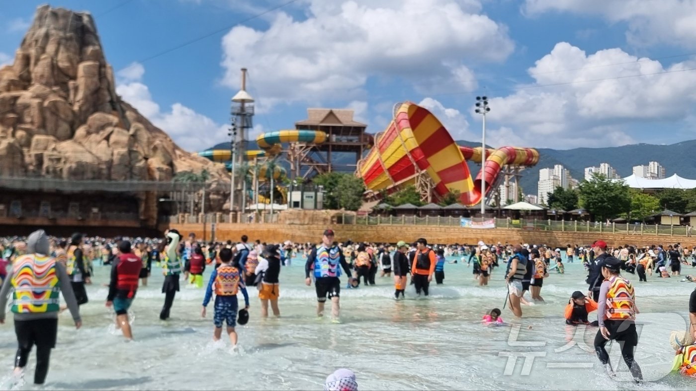 본문 이미지 - 김해 롯데워터파크 물놀이장.2024.8.18/뉴스1 박민석 기자