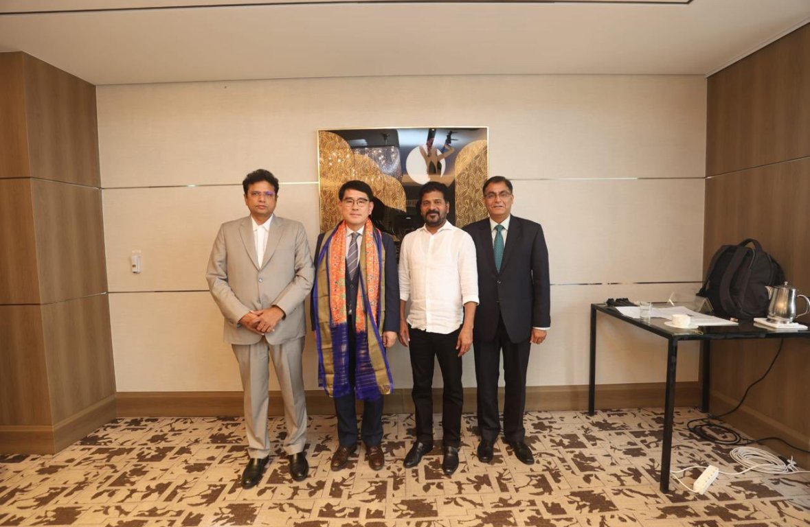 본문 이미지 - 양희원 현대차 사장(왼쪽에서 두 번째)이 레반스 레디 인도 텔랑가나주 총리(왼쪽 세번째)를 만나 기념촬영을 하고 있다(레반스 레디 총리 X 캡처)