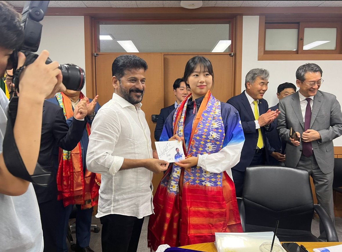 본문 이미지 - 임시현과 레반스 레디 인도 텔랑가나주 총리가 기념촬영을 하고 있다(레반스 레디 총리 X 캡처)